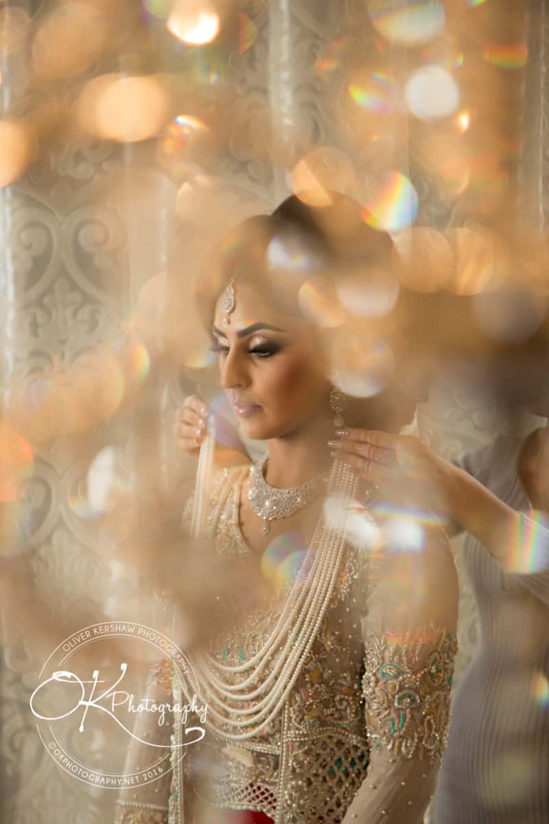 Put in the bridal necklace on